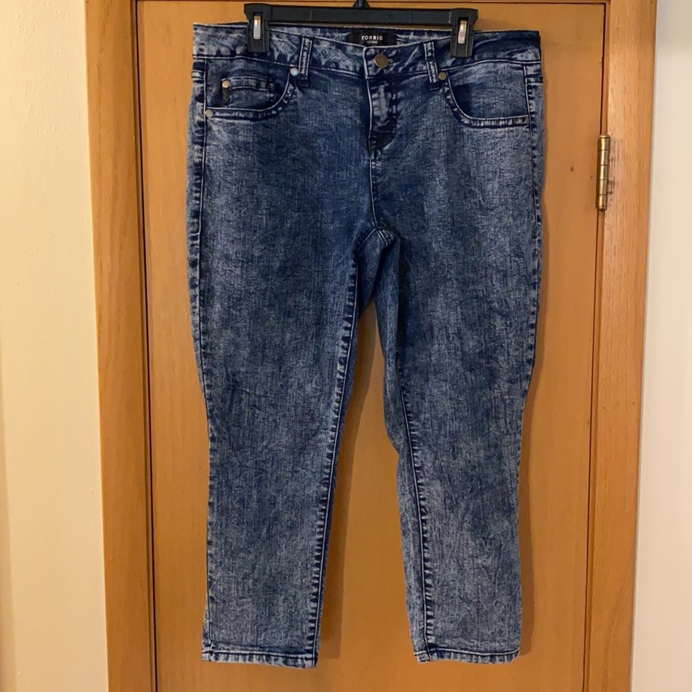 Torrid Cropped Skinny Jeans Acid Wash Size 14 - Picture 2 of 8
